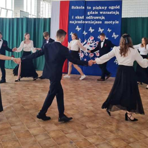 Polonez w wykonaniu uczniów klasy ósmej