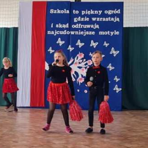 Piosenka i taniec w wykonaniu uczniów klasy I