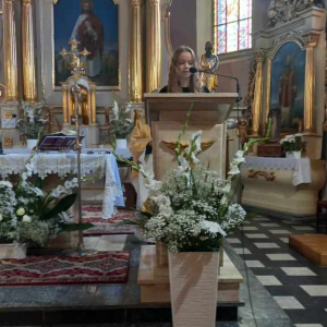 Kasia czyta komentarz wprowadzający do liturgii