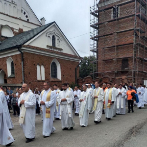 Asysta procesyjna z Biskupem Mirosławem