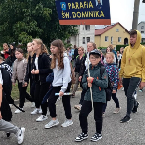 Maciek z 5b i wraz z grupą pielgrzymów w drodze do Rostkowa