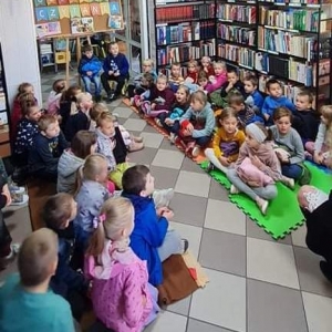 Mali czytelniczy poznają zasady wypożyczania książek