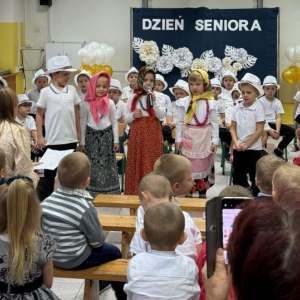 Powitanie przez dzieci przybyłych gości.