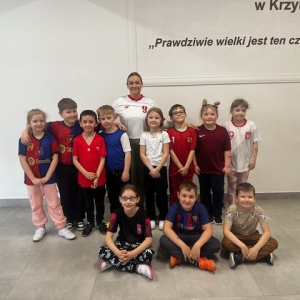 Klasa IB obchodząc Dzień Sportowej Koszulki