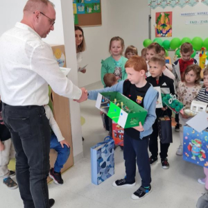 Pan Dyrektor wręcza zwycięzcy nagrodę i dyplom