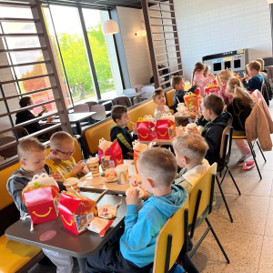 Przerwa na "małe co nieco" w restauracji McDonald's.
