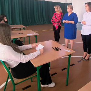 Nauczyciele życzą powodzenia na egzaminie