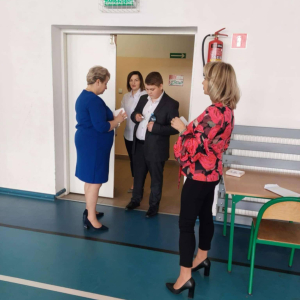 Miłosz losuje numer stolika