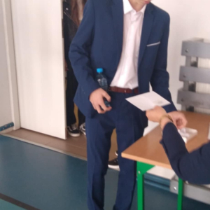 Paweł losuje numer stolika