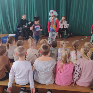 Na scenie pojawia się koń i clown.
