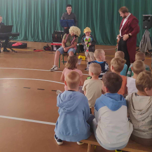 Idol zasypia i przypomina mu się występ z dzieciństwa.