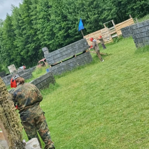 Klasowa zabawa w paintball. 