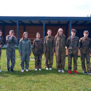 Klasa 6b przygotowuje się do gry w paintball.