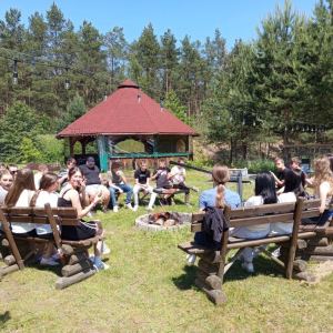 Klasa 8 przy wspólnym ognisku na Ranczu Jamidar. 