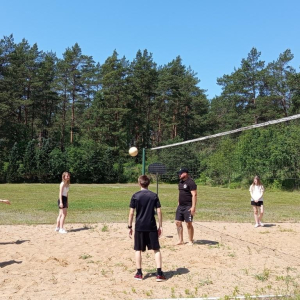Zacięta rywalizacja podczas gry w siatkówkę 