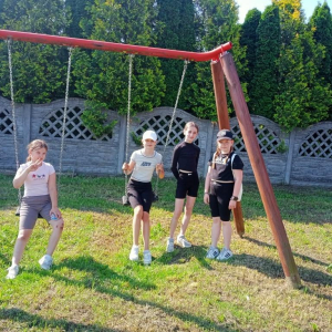 Dziewczynki korzystają z huśtawki
