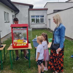 W kolejce po popcorn...
