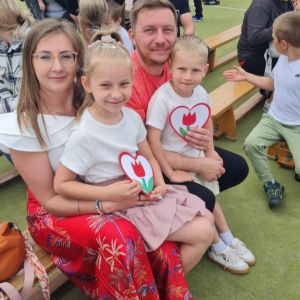 Dzieci wręczają Rodzicom laurki
