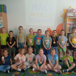 Uczestnicy dostali medale za udział w programie 