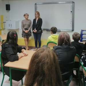 Pani Anna Gołębiewska wspomina naukę w Szkole Podstawowej w Krzynowłodze Małej.
