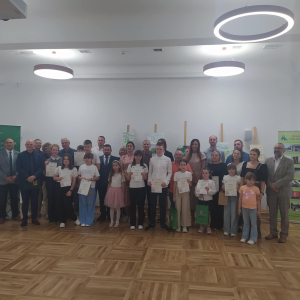Wspólne zdjęcie wszystkich zaproszonych gości i finalistów konkursu.