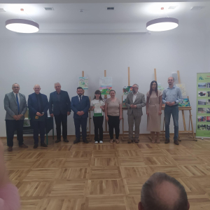 Gabrysia  Chodkowska odbiera nagrodę za I miejsce w powiecie.