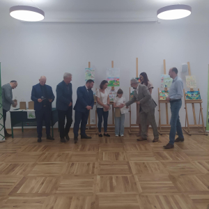 Wyróżnienie odbiera Oliwia Kacprzak z kl.II