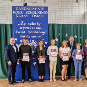 Wyróżnieni uczniowie kl. VIa z wychowawczynią i dyrekcją