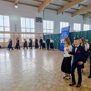 Polonez w wykonaniu uczniów klasy VIII