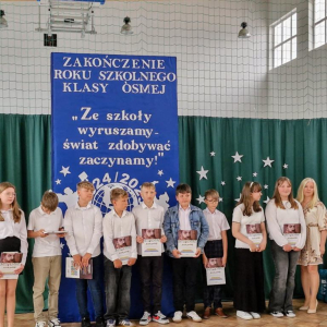 Wyróżnieni uczniowie kl. Vb z wychowawczynią