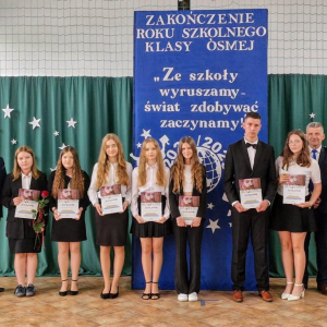 Wyróżnieni uczniowie kl. VII z wychowawczynią i dyrekcją