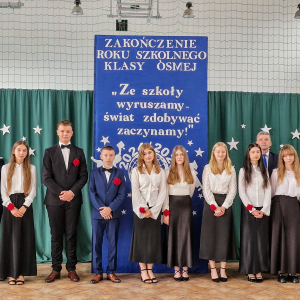 Wyróżnieni uczniowie z klasy VIII z wychowawczynią i dyrekcją