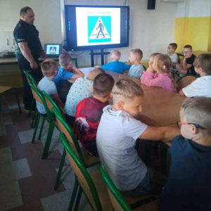 Dzieci z klasy "0" i I uczą się zasad bezpieczeństwa dzięki zajęciom z policją.