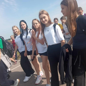 Laura, Zuzia, Maja, Gabrysia, Lena -  reprezentują klasę 8