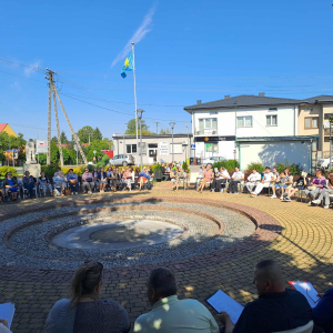 Uczniowie i goście wsłuchani w piękno poezji Jana Kochanowskiego