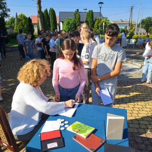 Uczniowie czekający na pamiątkowe pieczęcie z Narodowego Czytania