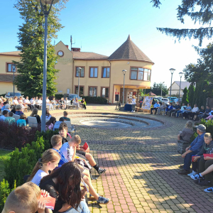 Narodowe czytanie w centrum Krzynowłogi Małej