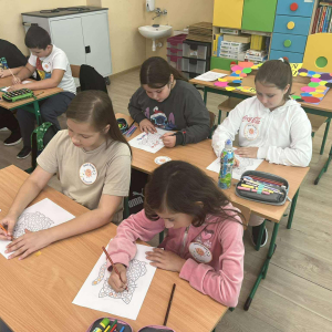 Uczniowie klasy III wykonując prace plastyczne
