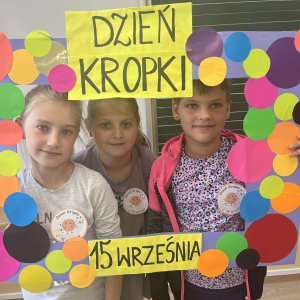 Uczennice klasy III świętując Dzień Kropki