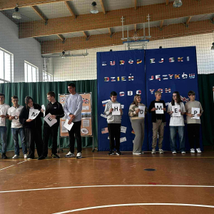 Uczniowie klas 7 i 8 podczas zabawy językowej z języka rosyjskiego. 