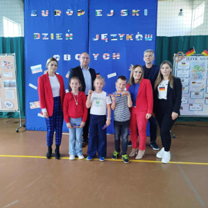 Uczniowie klasy 2a wraz z nauczycielami i dyrektorami po wygranej w quizie z wiedzy o krajach.