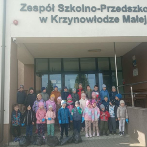 Wspólne zdjęcie przy budynku szkoły