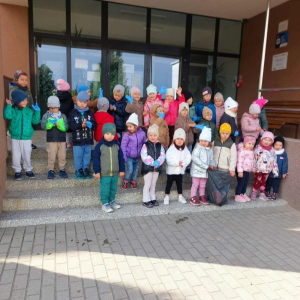 Wspólne zdjęcie przy budynku szkoły