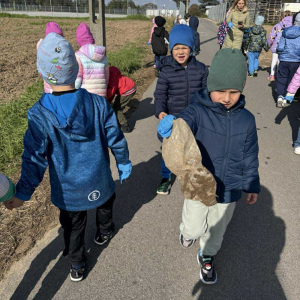 Dzieci sprzątają ulice Krzynowłogi Małej