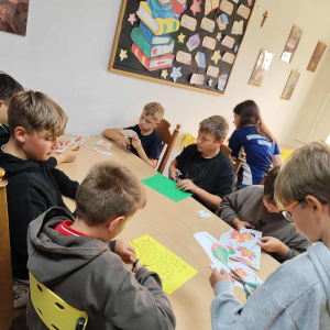 Uczniowie przygotowują materiały na gazetkę