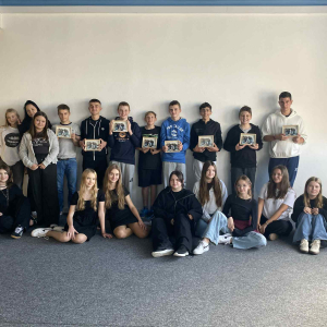 Klasa 8, chłopcy z prezentami od dziewczynek.