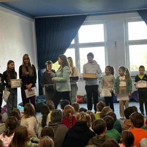 Przedstawiciele klas wylosowali hasła motywujące.