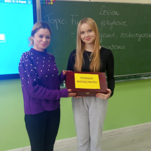  Klasa 8 odczytuje podziękowania skierowane do swoich kolegów i koleżanek oraz nauczycieli.