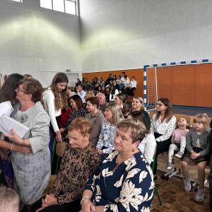 Uczniowie składają życzenia i wręczają upominki