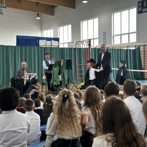  Dzieci prezentują się w nowych strojach.